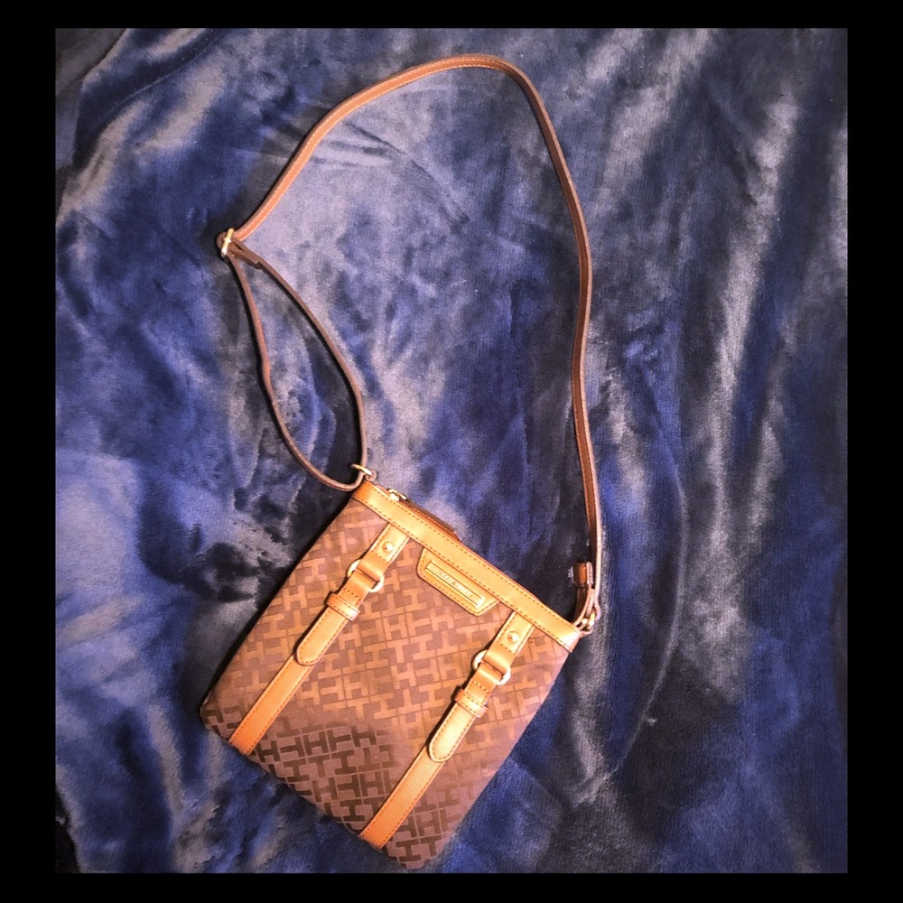 Tommy Hilfiger purse, in great condition!
